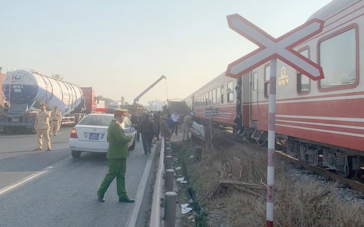 Tàu hỏa tông ôtô ảnh 2 Tau hoa tong oto anh 2