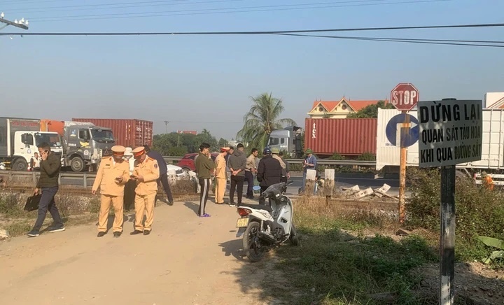 Tàu hỏa tông ôtô ảnh 3 Tau hoa tong oto anh 3