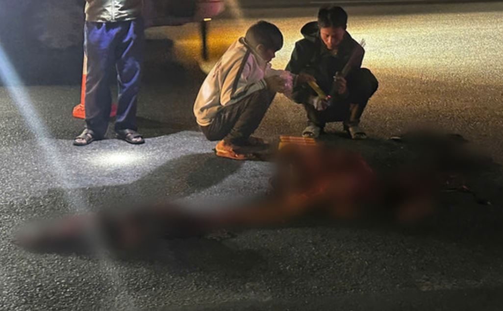 Thanh nien chet tren quoc lo, nghi lien quan xe tai cho quang sat hinh anh