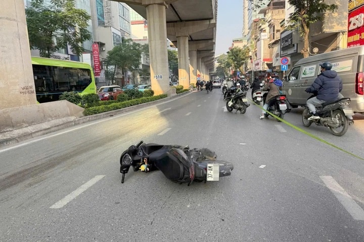 Va cham lien hoan, thanh nien nga vao gam oto tu vong hinh anh