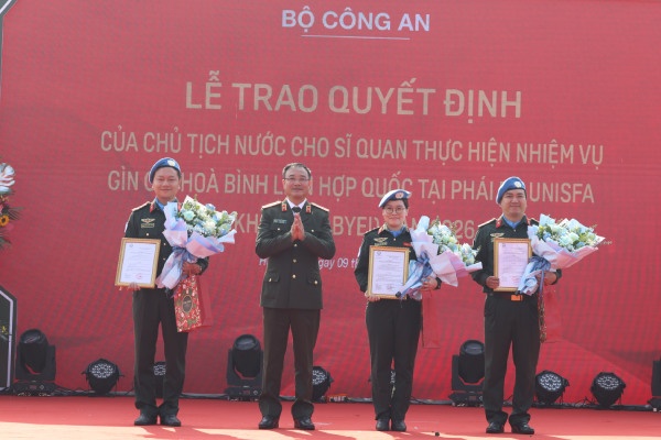3 si quan Cong an nhan dan tham gia gin giu hoa binh Lien hop quoc hinh anh