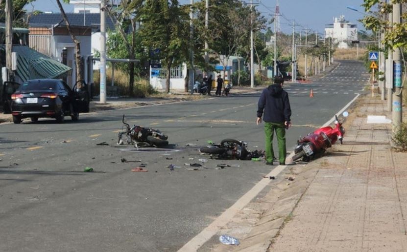 Xe dap dien va cham xe may dien, thieu nien 16 tuoi tu vong hinh anh