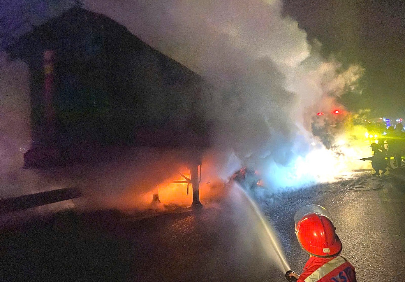 Xe dau keo cho than chay du doi tren cao toc Bac - Nam hinh anh