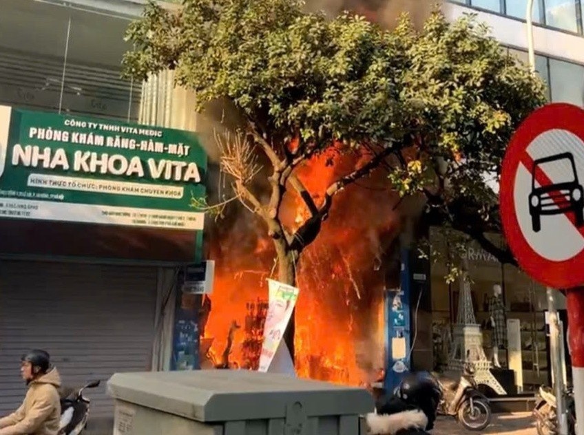 Nha cao tang o Ha Dong boc chay ngun ngut, co nguoi mac ket hinh anh