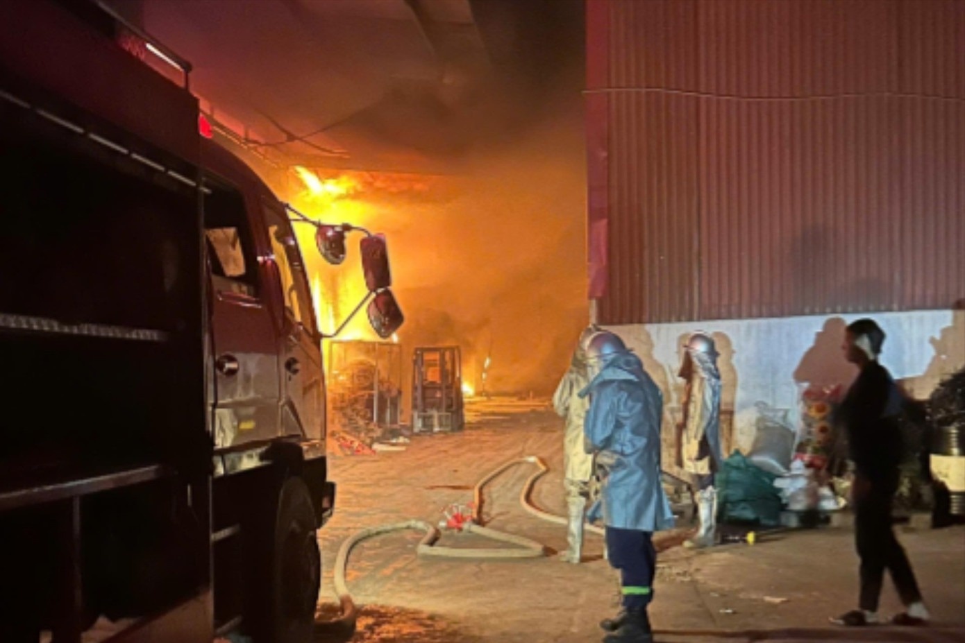 Lua bao trum nha xuong san xuat o Ha Noi hinh anh