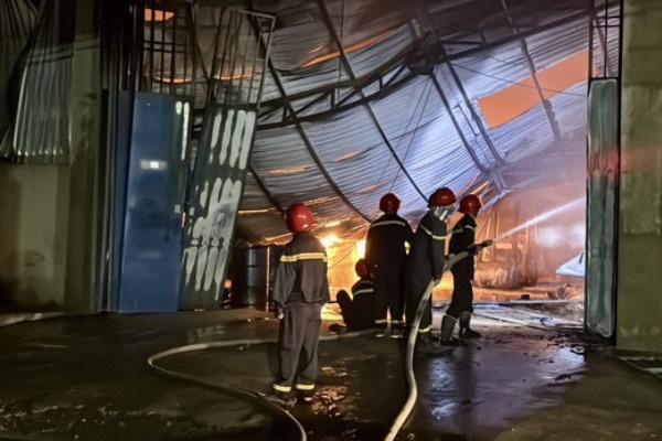 Kip thoi giai cuu nguoi dan ong mac ket trong dam chay o Dong Nai hinh anh