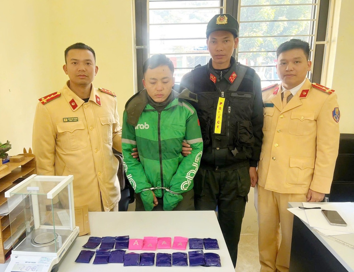 Bat doi tuong van chuyen hon 3.000 vien ma tuy tong hop o Son La hinh anh