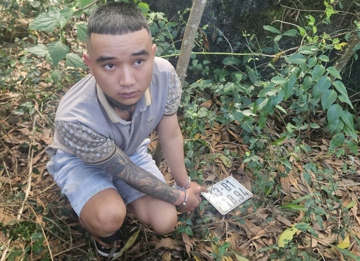 Vo hoi mua trang suc, thanh nien o Da Nang cuop vang roi tau thoat hinh anh