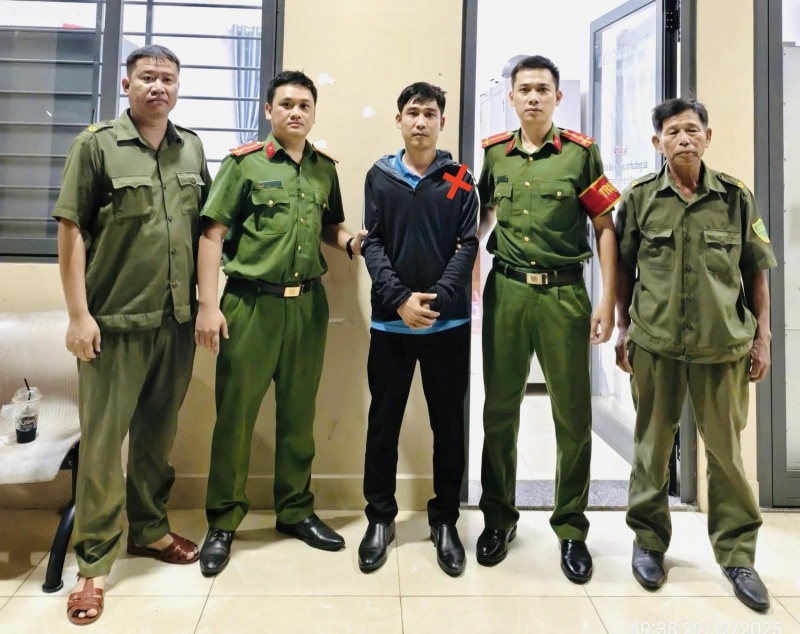 Nhan vien Cong ty nhua Hoa Sen nhan tien tu khach hang roi bo tron hinh anh