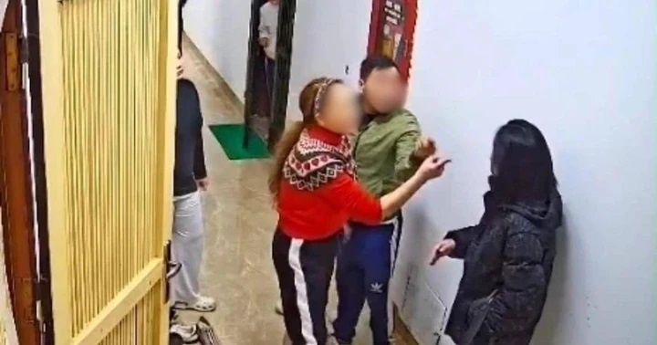 Trieu tap nguoi phu nu tum toc, danh hang xom tai hanh lang chung cu hinh anh