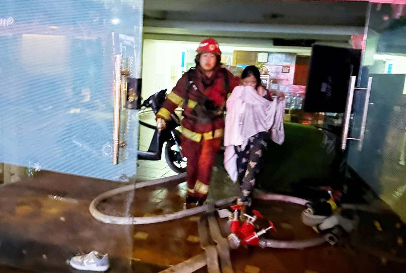 Nghi an dot nha tro o Ha Noi: Truoc khi chay nha co tieng cai nhau hinh anh