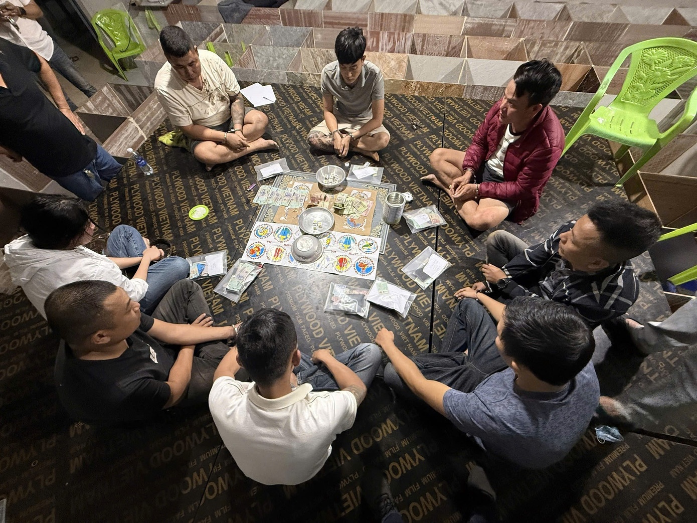 Bat o co bac 'bau cua' lon tai Da Nang hinh anh