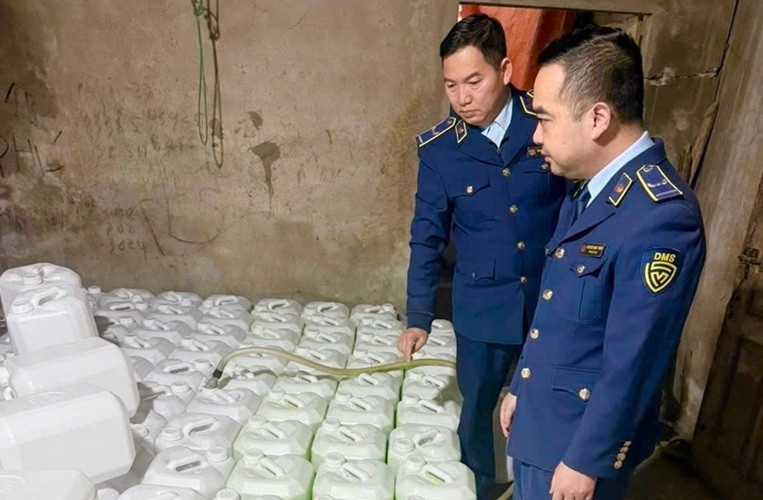 Tam giu gan 900 lit ruou huong com khong ro nguon goc hinh anh