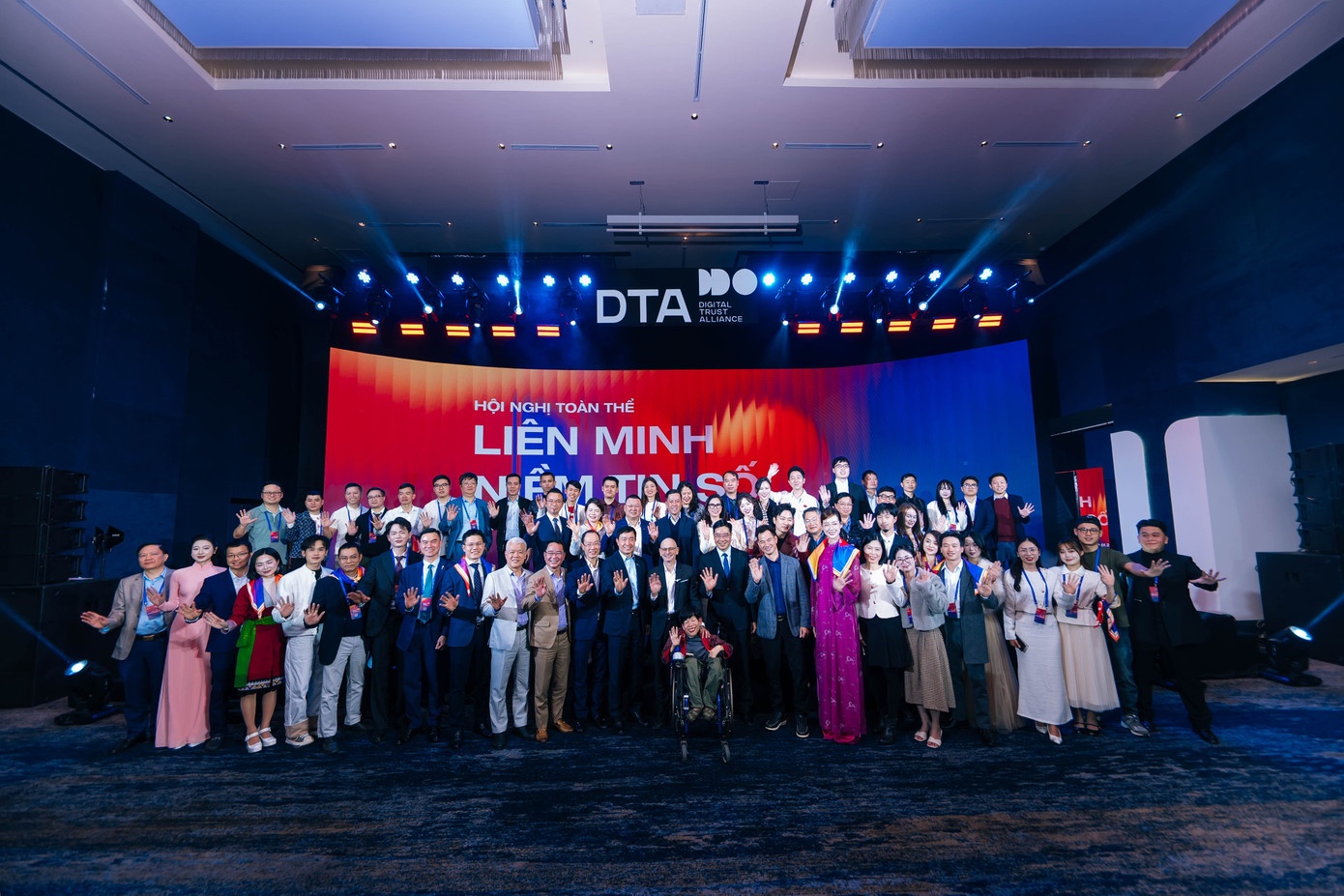 Khong mot minh anh 2