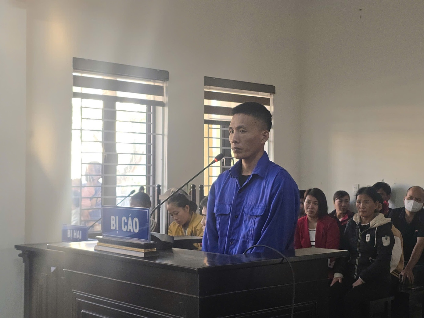 Dung bua,  hanh hung con rieng anh 1