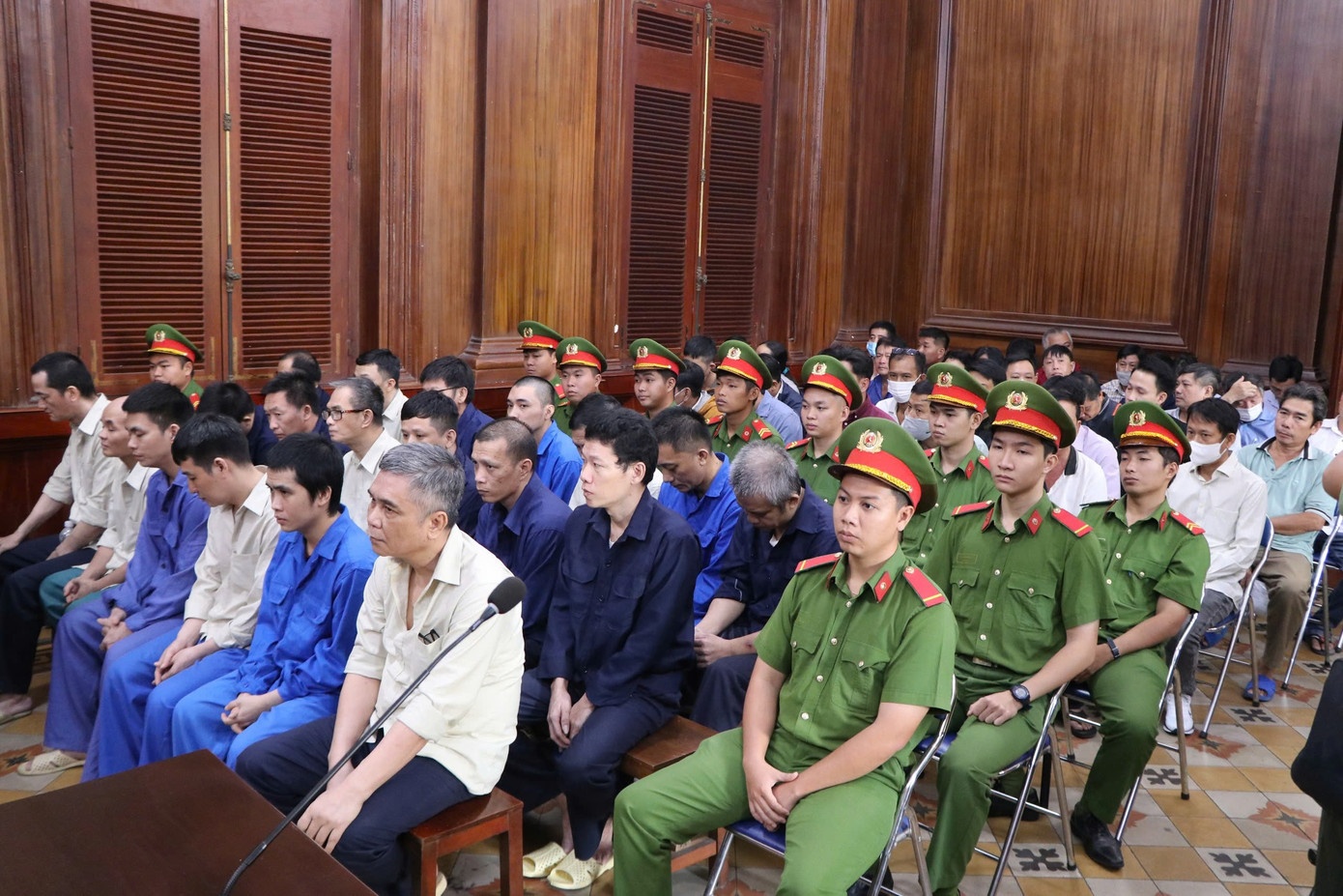 Dua nhan hoi lo,  Trung tam Dang kiem,  50-04V anh 2