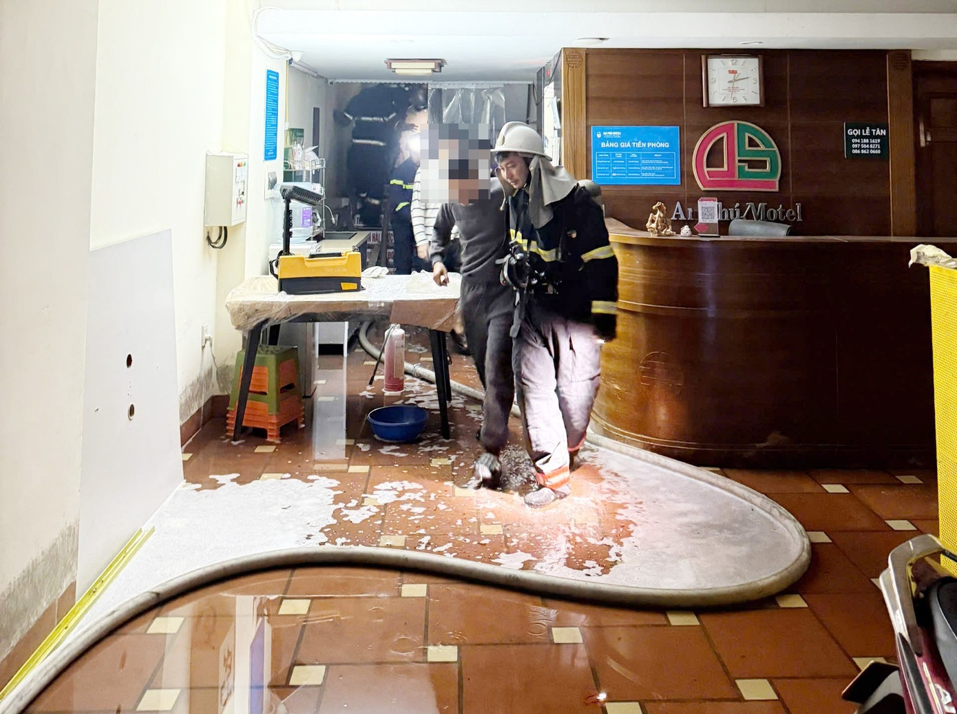 Giai cuu 7 nguoi trong vu chay nha nghi o Ha Noi, tam giu mot nghi can hinh anh