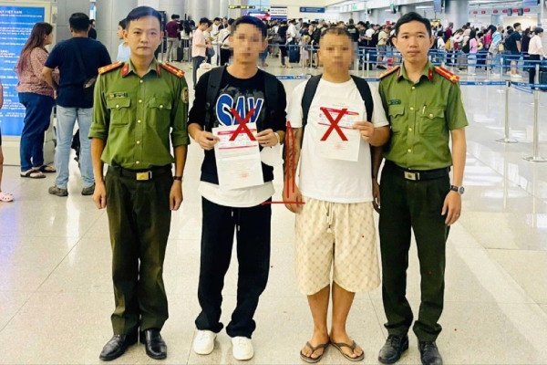 Truc xuat 2 nguoi nuoc ngoai nhap canh trai phep hinh anh