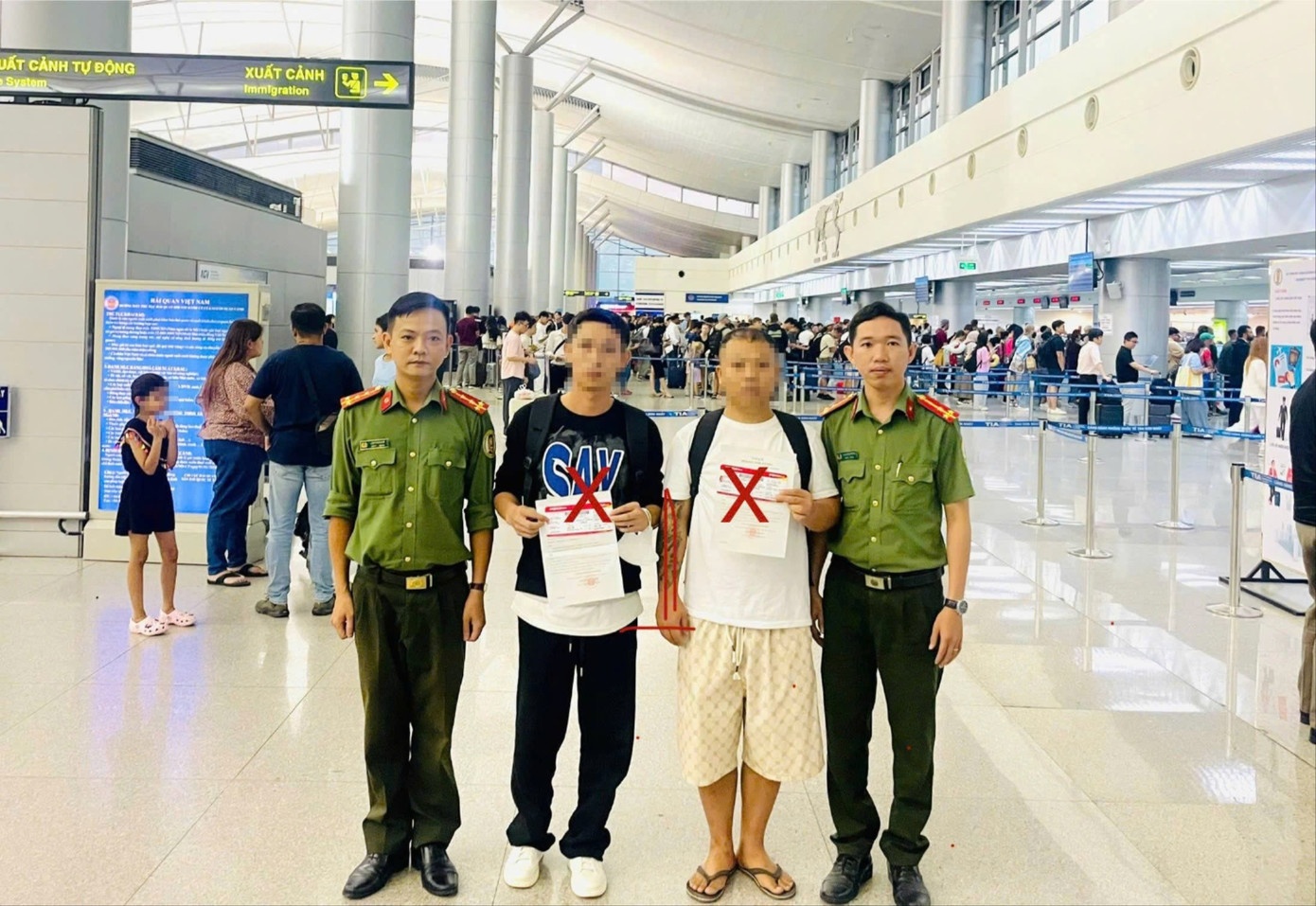 Truc xuat,  2 nguoi nuoc ngoai,  nhap canh trai phep anh 1