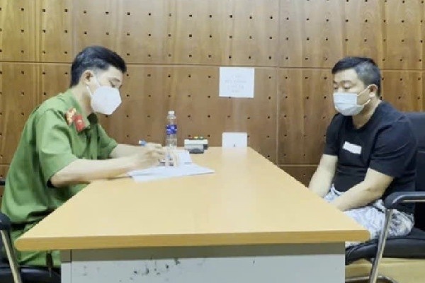 Bat doi tuong trong duong day lua dao hon 1 trieu USD qua san tien ao hinh anh