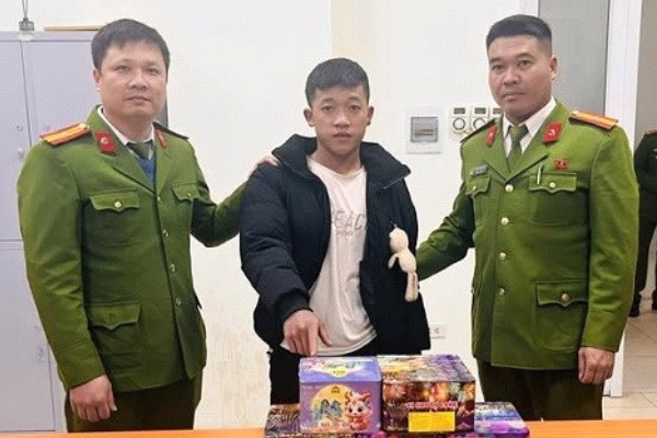 Thanh nien 18 tuoi kiem them bang 'nghe' buon ban phao hoa no hinh anh