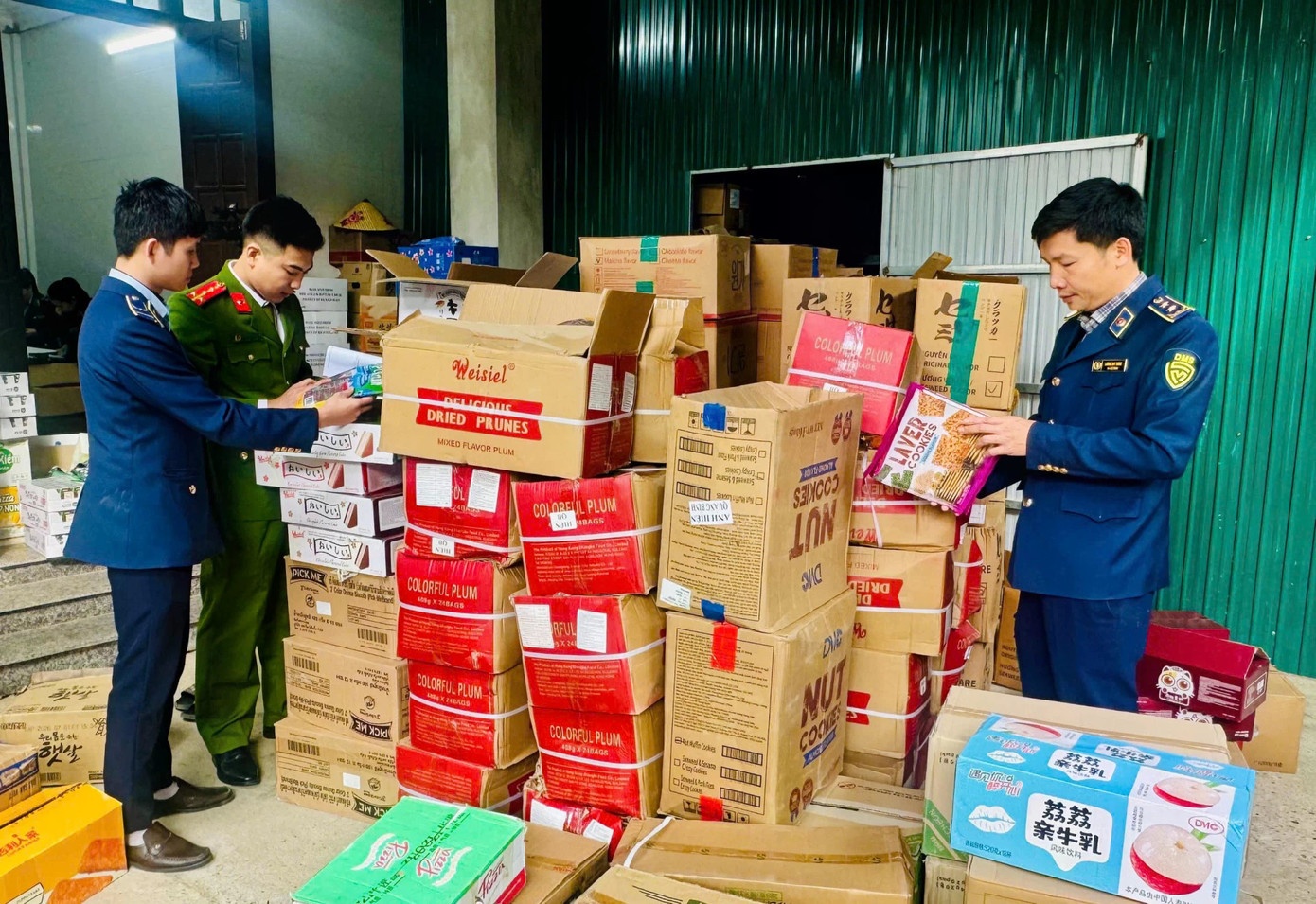 Tam giu hon 1.300 don vi thuc pham khong ro nguon goc hinh anh