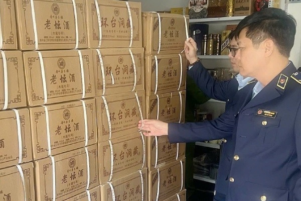 Phat hien kho ruou ngoai gan 2.300 chai, khong ro xuat xu hinh anh