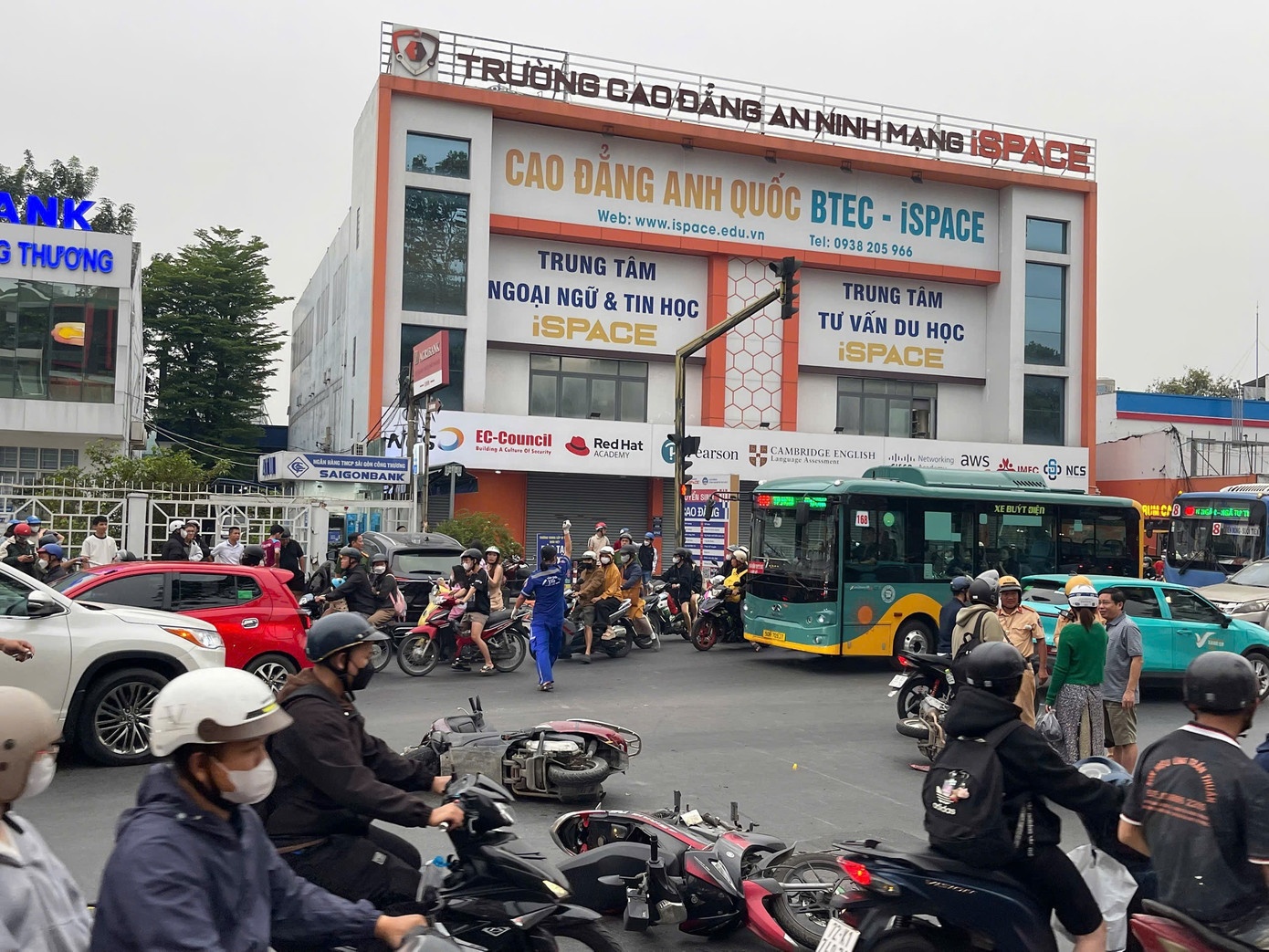 Oto lao nhanh,  Giao lo Thu Duc anh 1