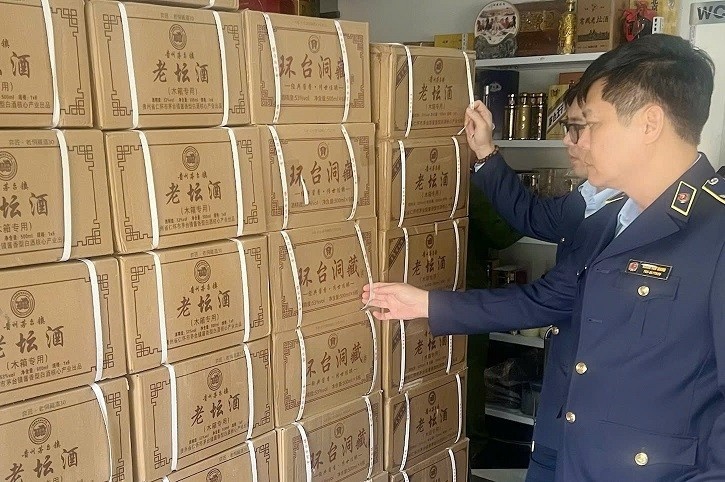 Kho ruou ngoai,  Gan 2.300 chai,  khong ro xuat xu,  Cong ty URENCO11,  Doanh nghiep URENCO11,  Chu URENCO11 anh 1