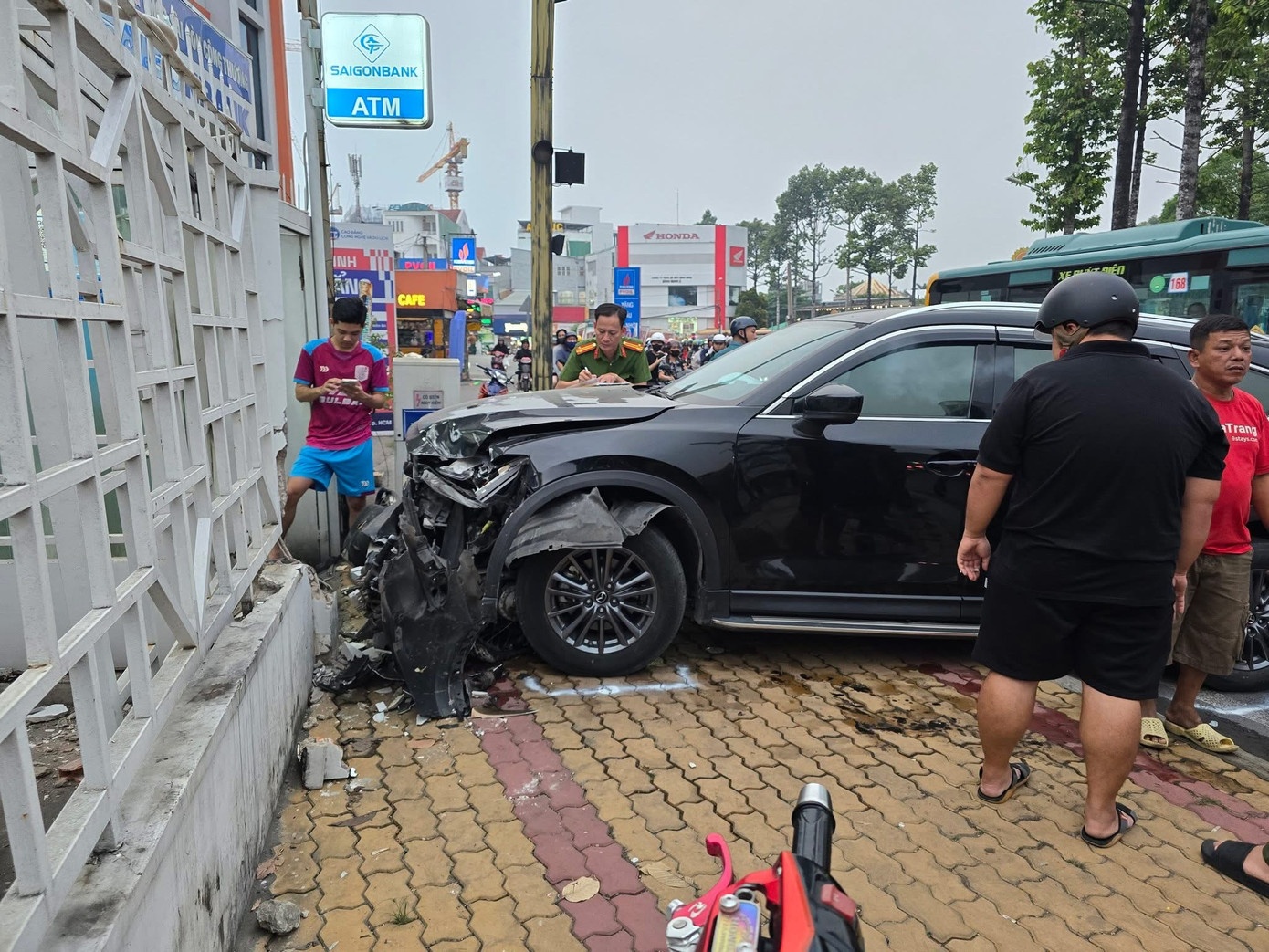 Oto lao nhanh vao giao lo Thu Duc hat vang nhieu xe may hinh anh