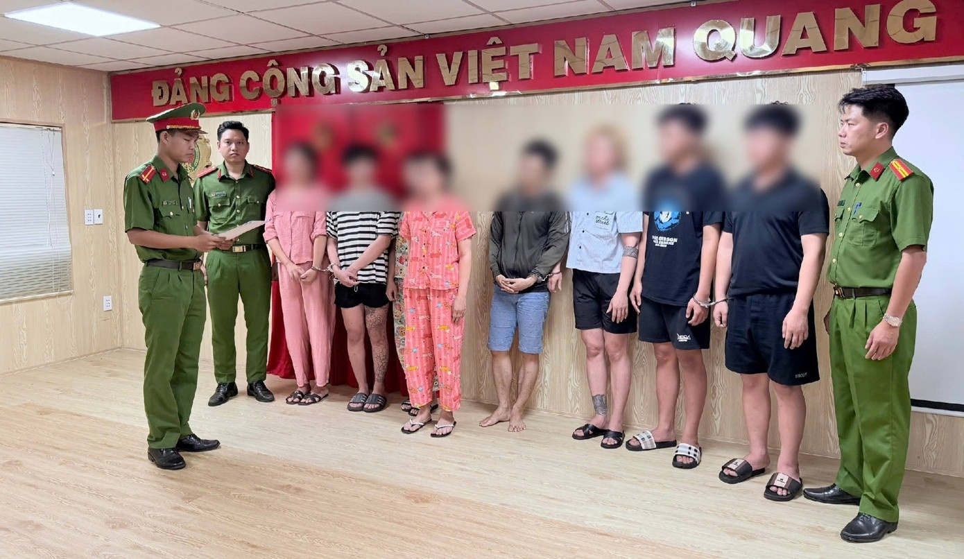 Dot kich 4 spa o pho Tay tai TP.HCM, lo duong day chua mai dam hinh anh