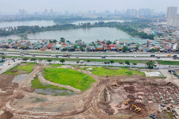 Truy to doi tuong lua tien 'chay' ban giao dat xay dung Ben xe Yen So hinh anh