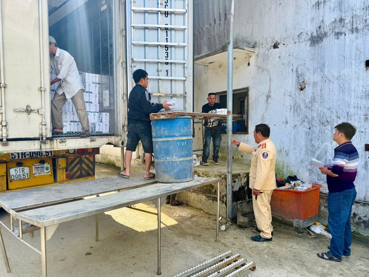 xe dau keo,  10 tan hang hoa,  khong co hoa don anh 1