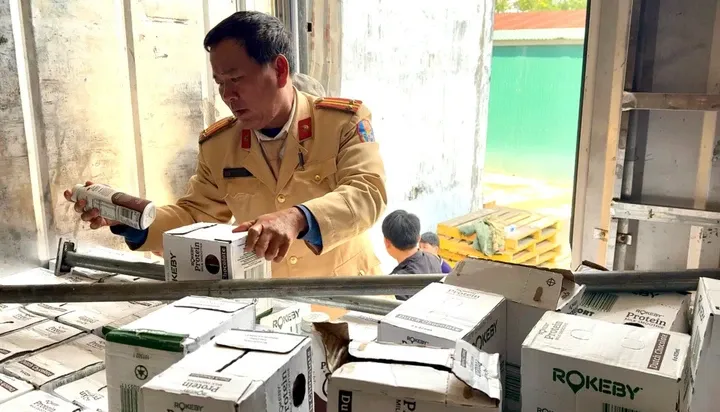 Phat hien xe dau keo cho 10 tan hang hoa khong co hoa don hinh anh