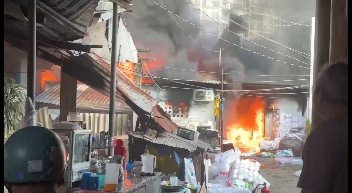 Chay nha dan sat cho luc sang som o TP.HCM hinh anh