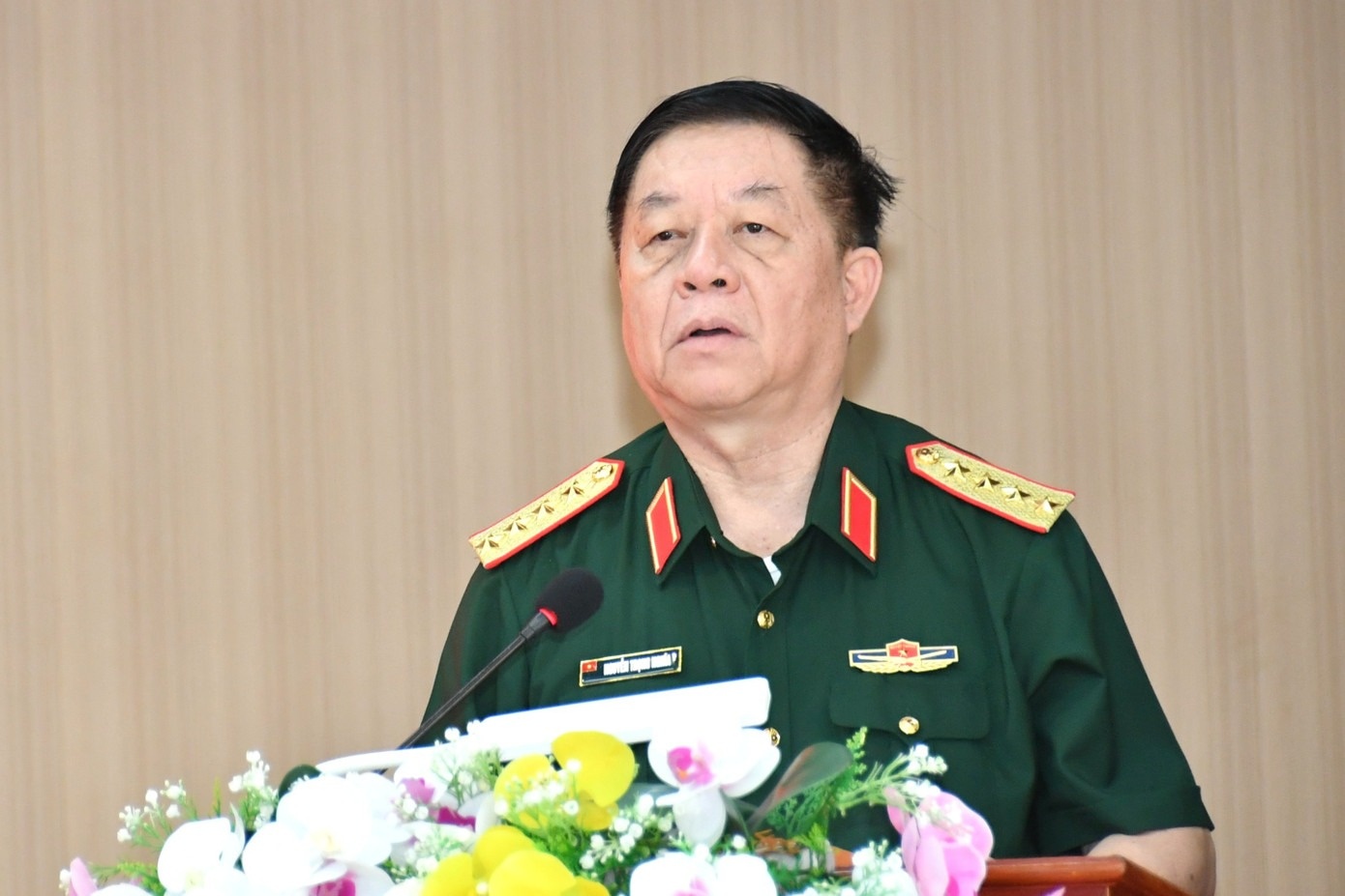 Dai tuong Nguyen Trong Nghia tham, tang qua tai An Giang hinh anh