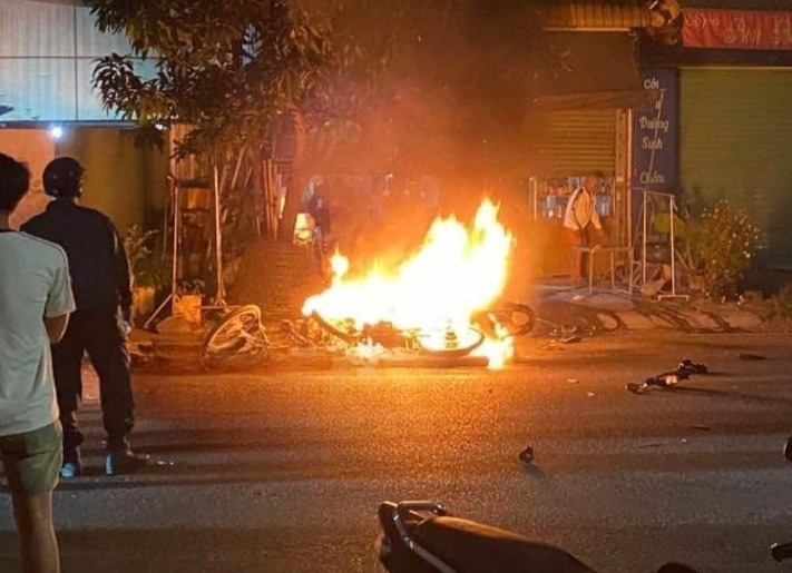 Xe may boc chay sau va cham o TP.HCM, mot nguoi tu vong hinh anh