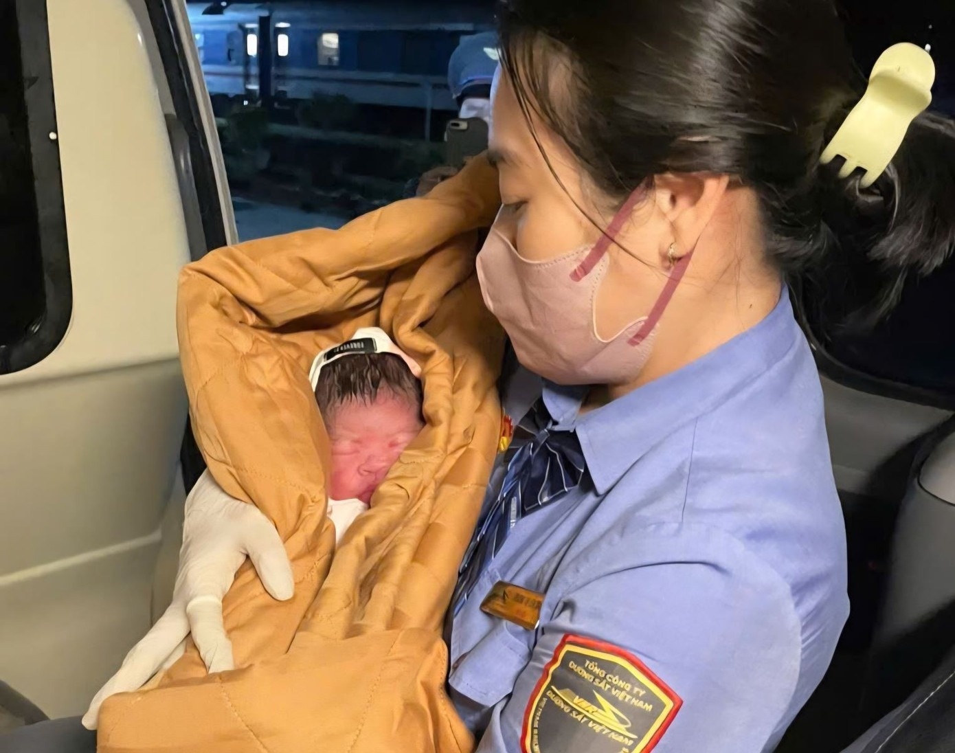 Be trai chao doi tren tau Thong Nhat dau nam moi hinh anh