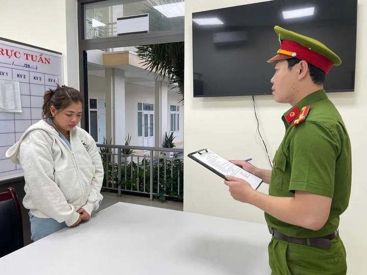 Nu quai,  Cam bua pha tu,  cuom tai san anh 1