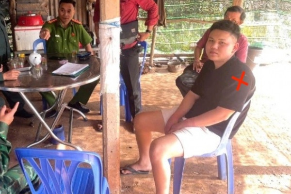 Bat giu doi tuong truy na vua tu Campuchia ve Viet Nam hinh anh