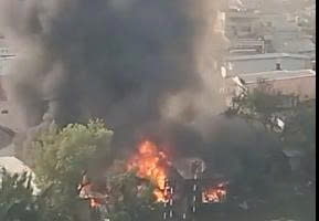 Cot khoi den cao hang chuc met tu dam chay sat cho hinh anh