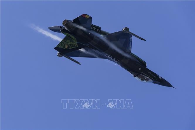 Phi cong F-16 Ukraine buoc phai 'doi cach danh' khac voi giao trinh NATO hinh anh