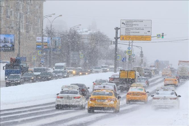 Bao tuyet lich su o Moscow, giao thong te liet hinh anh