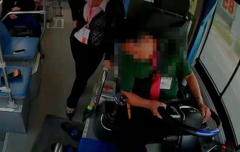 Tai xe dot quy khi dang lai xe buyt o TP.HCM hinh anh