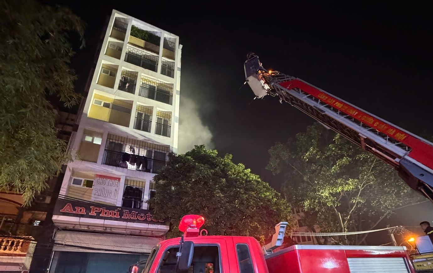 Cuu 7 nguoi trong vu chay nha nghi tai Ha Noi hinh anh