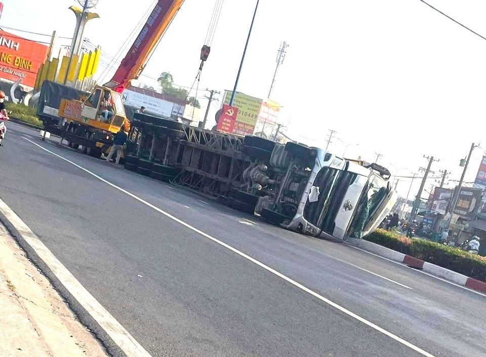 Lat xe container TP.HCM anh 1