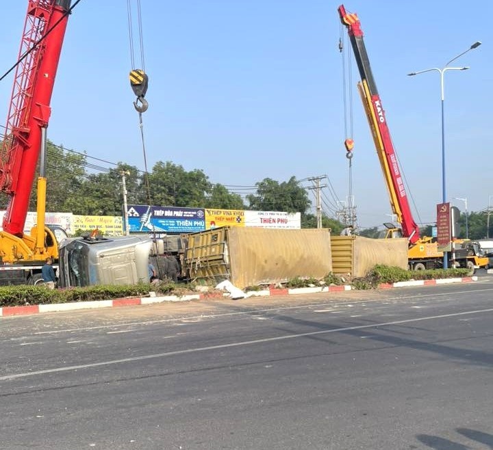 Lat xe container TP.HCM anh 2