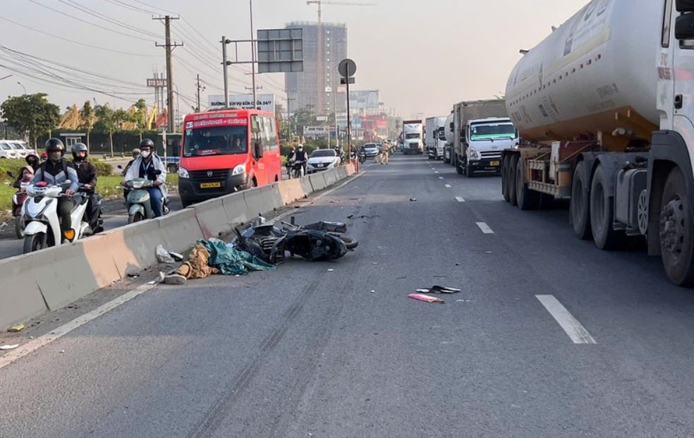 Xe container keo le xe may, thanh nien tu vong o TP.HCM hinh anh