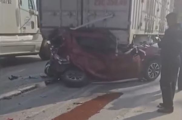 Hien truong xe container nghien nat xe con tren quoc lo hinh anh