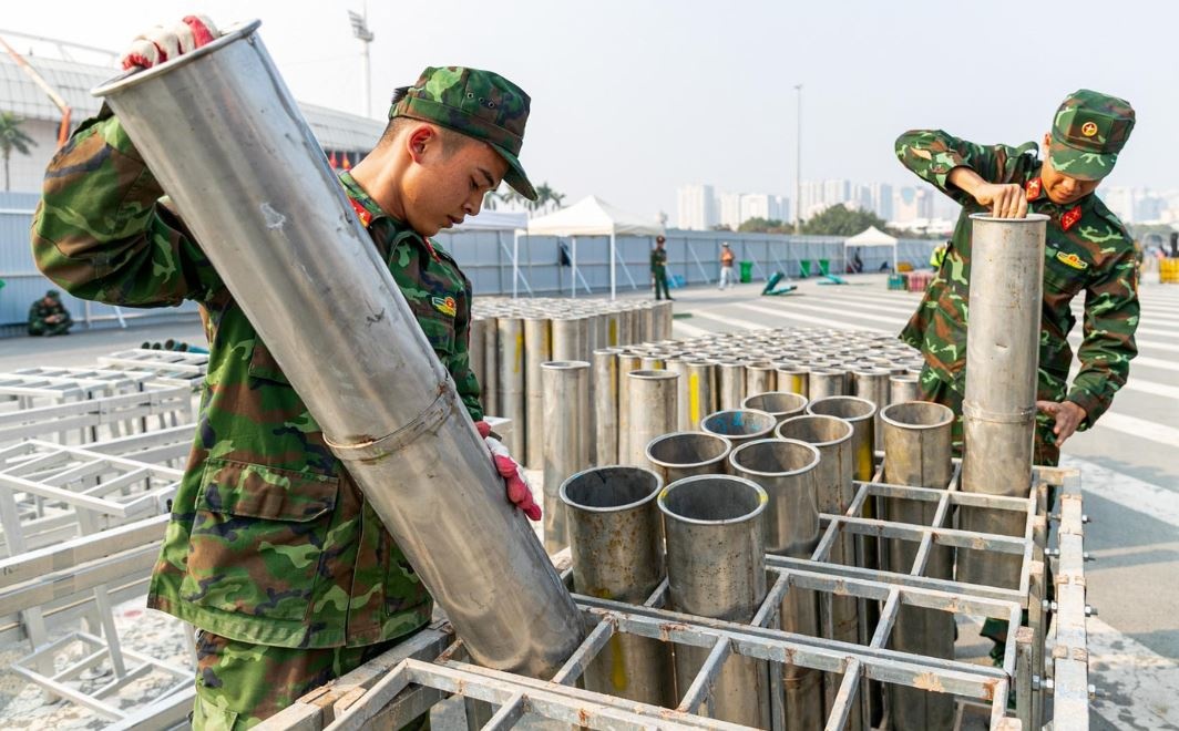 Ben trong tran dia phao hoa mung thanh cong Dai hoi XIV cua Dang hinh anh